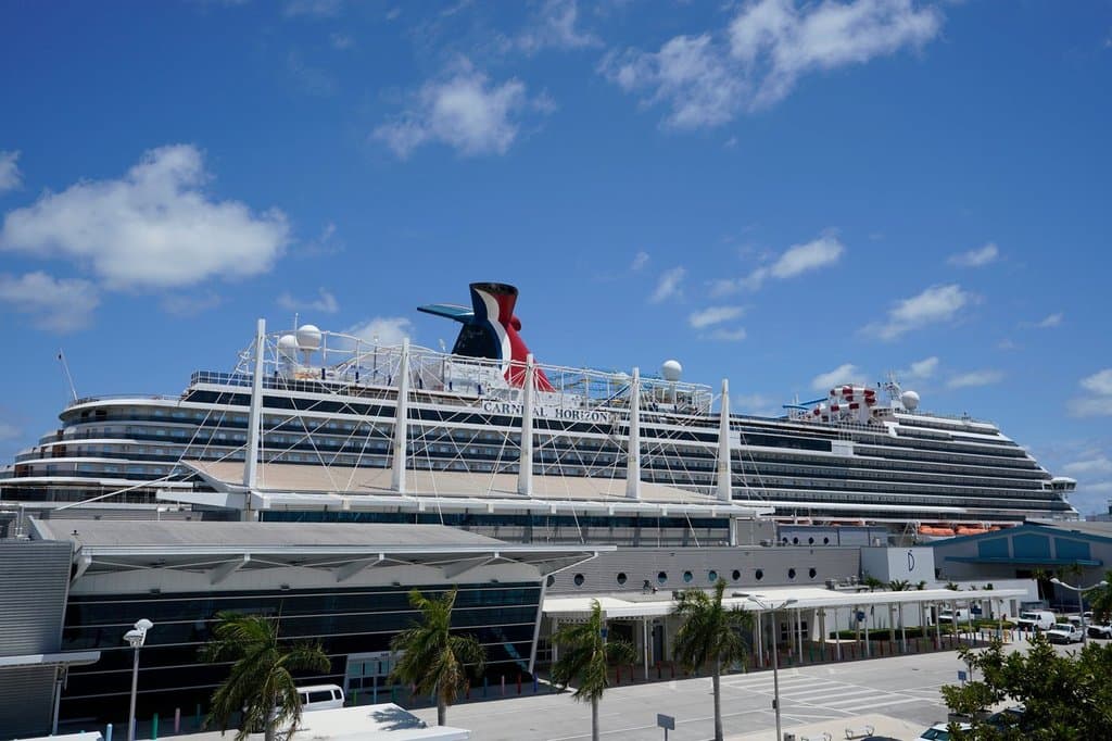 Autoridades investigam morte de passageiro a bordo de navio de cruzeiro da Carnival