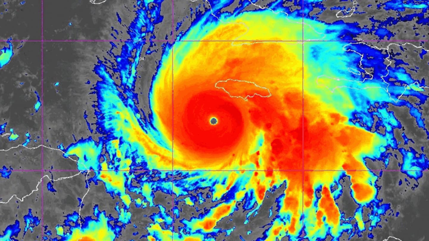 El huracán Melissa se convierte en una tormenta monstruosa mientras se acerca a Jamaica