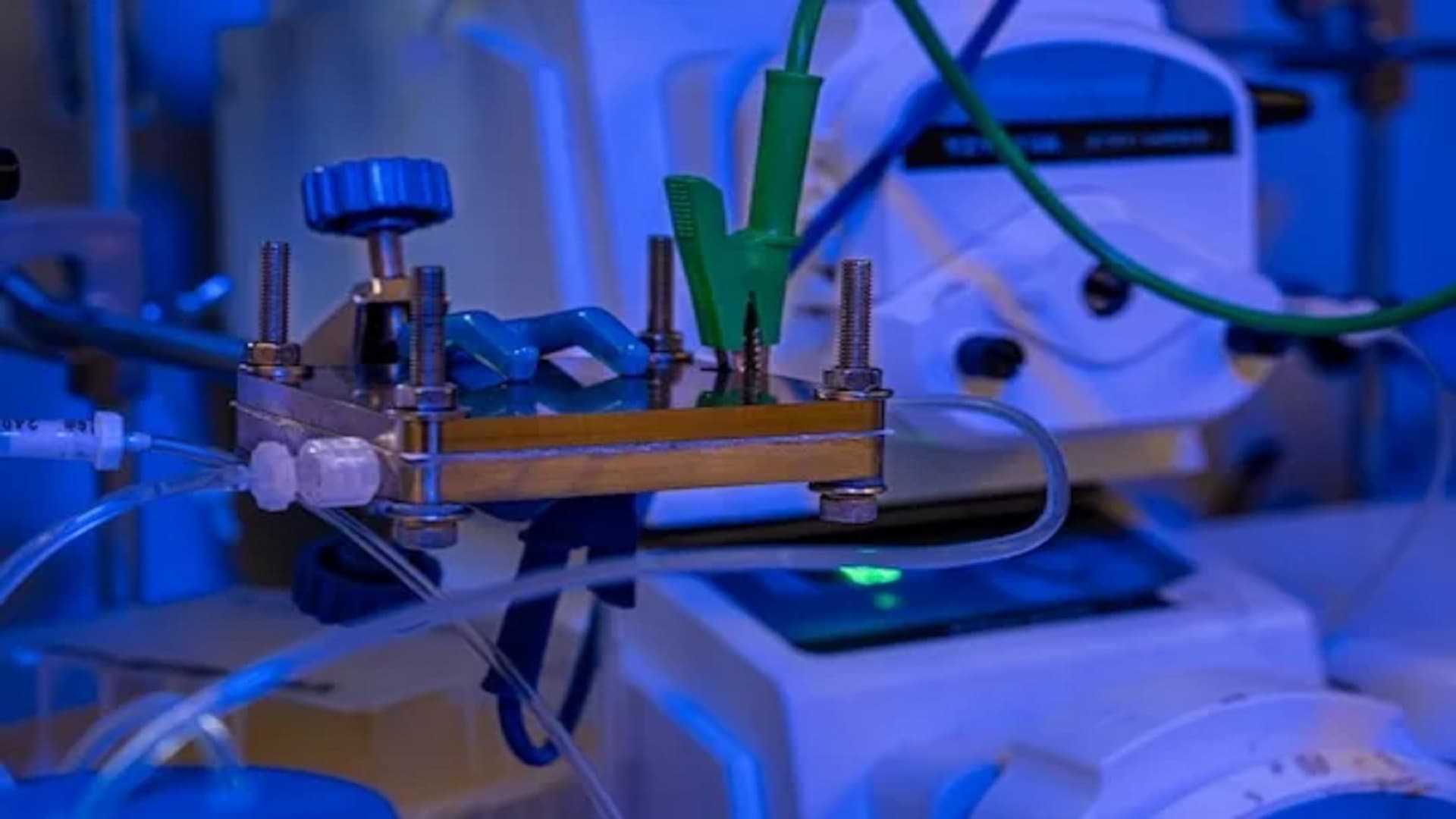 New method pulls battery-ready lithium hydroxide from dead cells