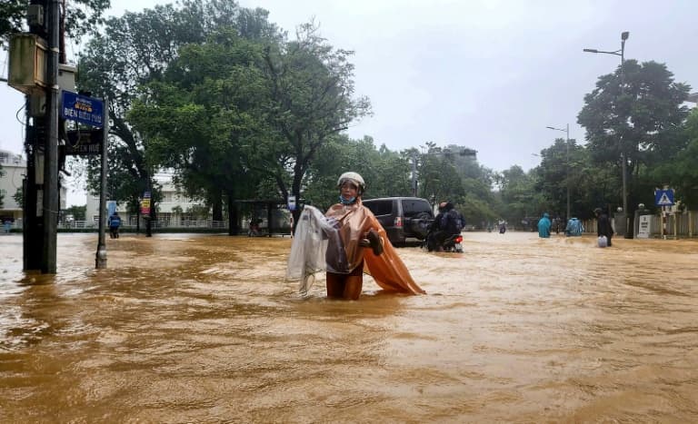 ベトナムで記録的な豪雨が7人死亡、10万軒が浸水