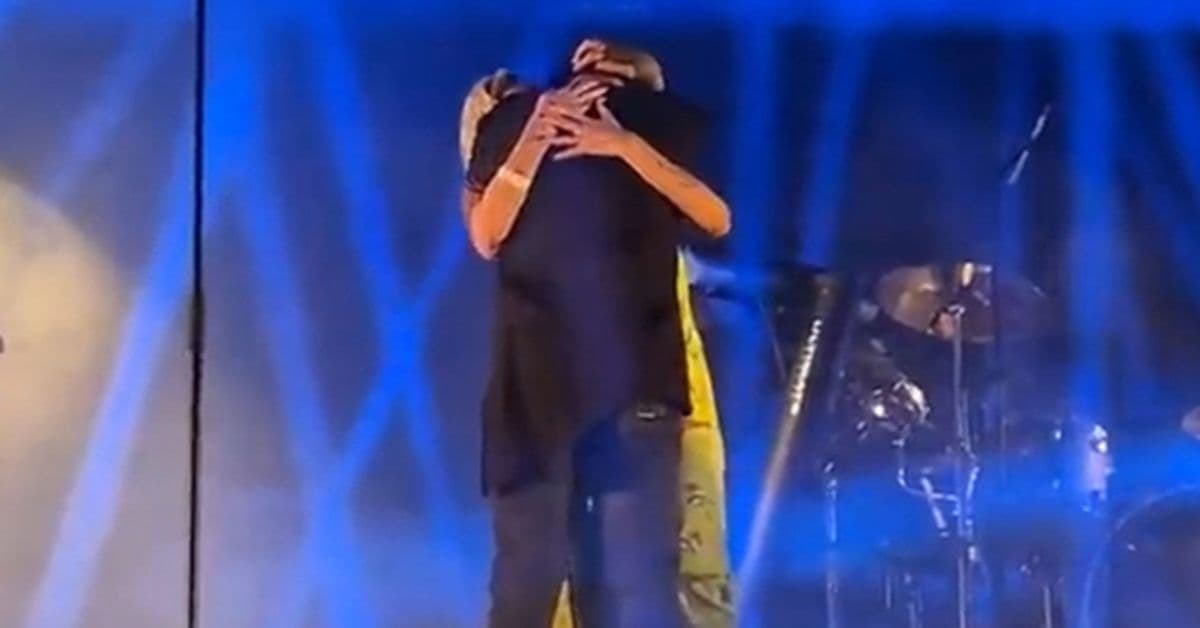 Estrela anuncia morte "repentina" do irmão mais novo dias após desabar no palco
